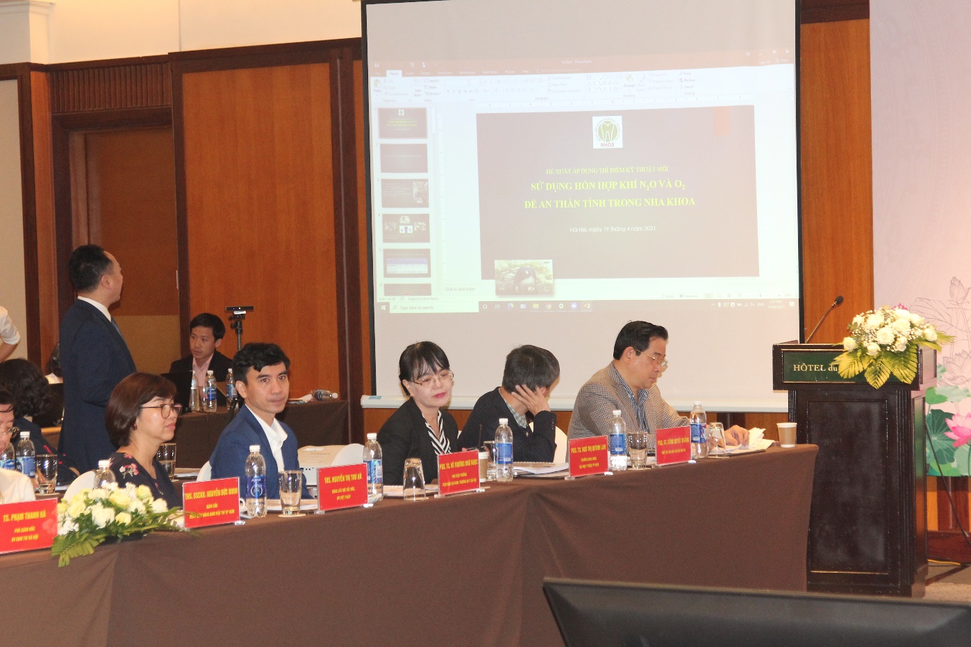 PGS TS Trần Cao Bính, Giám đốc Bệnh viện RHM TW Hà Nội  thuyết trình bài báo cáo.